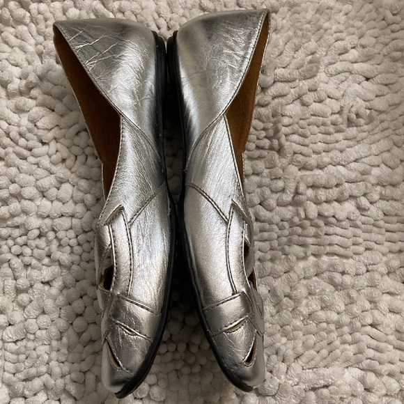Born Women’s Silver-tone Shoes. Size 7.5 - Picture 4 of 11